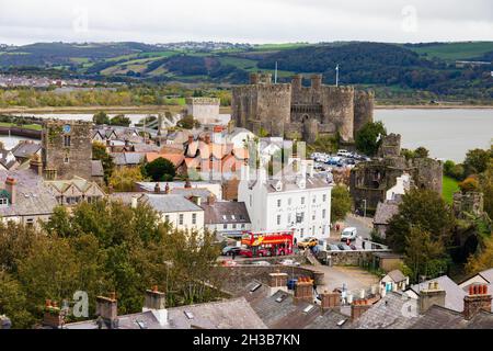 Surplombant la ville de Conwy et le château de Conwy, Conwy, Clwyd, pays de Galles Banque D'Images