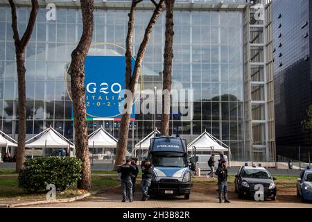 Rome, Italie.27 octobre 2021.Le Centre de congrès EUR la Nuvola, le Cloud, est le lieu du sommet du G20 de Rome.Le sommet du G20 des chefs d'Etat et de gouvernement se tiendra à Rome les 30 et 31 octobre 2021 sous la présidence du Premier ministre italien Mario Draghi. Banque D'Images