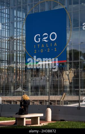 Rome, Italie.27 octobre 2021.Le Centre de congrès EUR la Nuvola, le Cloud, est le lieu du sommet du G20 de Rome.Le sommet du G20 des chefs d'Etat et de gouvernement se tiendra à Rome les 30 et 31 octobre 2021 sous la présidence du Premier ministre italien Mario Draghi. Banque D'Images