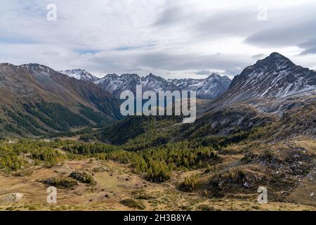 Vue sur le paysage du Val Poschiavo et des Alpes suisses du sud à la fin de l'autun avec la première neige sur les sommets Banque D'Images