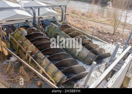 Une turbine à vis dans une petite centrale hydroélectrique, River Werra, Hannoversch Münden, Basse-Saxe, Allemagne,Europe Banque D'Images