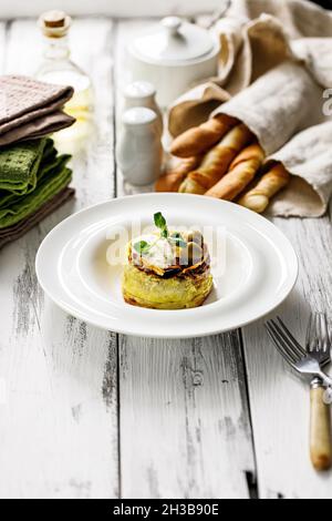 Délicieux muffin végétarien avec courgettes et fromage bleu sur une assiette blanche.Gressins italiens Grissini au fromage.Une nourriture savoureuse et saine.Restaurant Banque D'Images