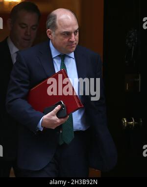 Londres, Angleterre, Royaume-Uni.27 octobre 2021.Le secrétaire d'État à la Défense BEN WALLACE est vu quitter le 10 Downing Street après la réunion du cabinet.(Image de crédit : © Tayfun Salci/ZUMA Press Wire) Banque D'Images