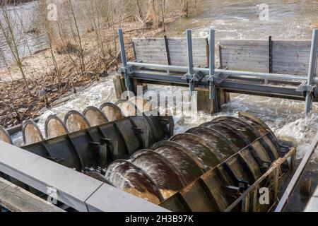 Une turbine à vis dans une petite centrale hydroélectrique, River Werra, Hannoversch Münden, Basse-Saxe, Allemagne,Europe Banque D'Images