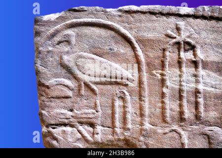 Kahartoum, Soudan, ca.5 février 2019 : Hyroglyphes en relief sur une tablette de grès à proximité d'un temple historique près de Kamira Banque D'Images