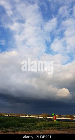 Ciel orageux avant la pluie sur l'aire de jeux Banque D'Images