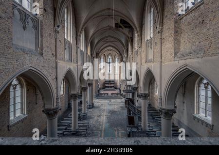 LUETTICH, BELGIQUE - 01 février 2020 : photographie d'une ancienne église abandonnée en Belgique.La lumière brille magnifiquement à travers les vieilles fenêtres. Banque D'Images