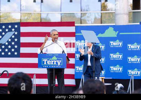 RICHMOND va, ÉTATS-UNIS - 24 octobre 2021 : l'ancien président Barack Obama fait campagne pour le candidat au poste de gouverneur Terry McAuliffe, à Richmond, en Virginie. Banque D'Images