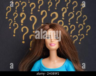 Tambov, Fédération de Russie - 26 octobre 2021 Portrait d'une poupée Barbie aux cheveux bruns sur fond de point d'interrogation. Banque D'Images