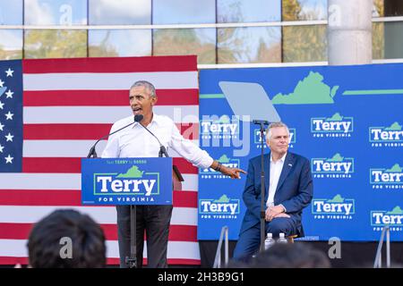 RICHMOND VIRGINIA, ÉTATS-UNIS - 23 octobre 2021 : l'ancien président Barack Obama fait campagne pour le candidat au poste de gouverneur Terry McAuliffe à Richmond Vir Banque D'Images