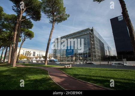 Rome, Italie.27 octobre 2021.Le Centre de congrès EUR la Nuvola, le Cloud, est le lieu du sommet du G20 de Rome.Le sommet du G20 des chefs d'Etat et de gouvernement se tiendra à Rome les 30 et 31 octobre 2021 sous la présidence du Premier ministre italien Mario Draghi. Banque D'Images