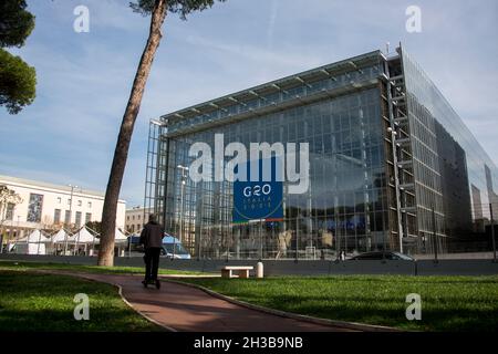 Rome, Italie.27 octobre 2021.Le Centre de congrès EUR la Nuvola, le Cloud, est le lieu du sommet du G20 de Rome.Le sommet du G20 des chefs d'Etat et de gouvernement se tiendra à Rome les 30 et 31 octobre 2021 sous la présidence du Premier ministre italien Mario Draghi. Banque D'Images