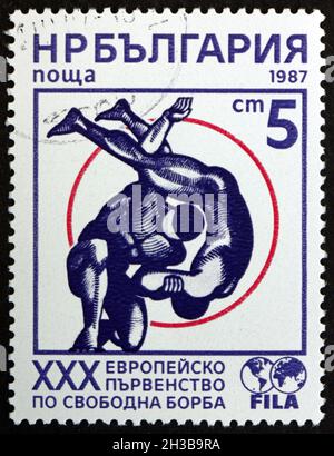 BULGARIE - VERS 1987: Timbre imprimé en Bulgarie dédié aux Championnats européens de lutte Freestyle, vers 1987 Banque D'Images