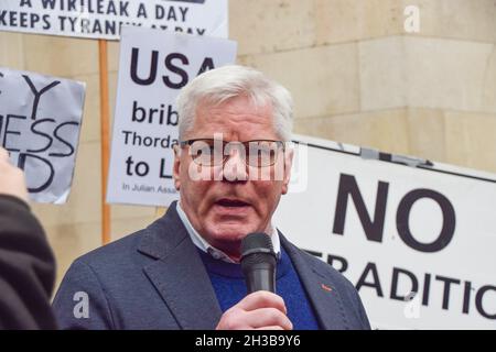 Londres, Royaume-Uni.27 octobre 2021.Kristinn Hrafnsson, rédacteur en chef de Wikileaks, s'adresse à la presse avant l'audience de Julian Assange, devant les cours royales de justice.Les manifestants se sont rassemblés pour soutenir Julian Assange alors que le gouvernement américain a fait appel de la décision de ne pas extrader le fondateur de WikiLeaks.Crédit : SOPA Images Limited/Alamy Live News Banque D'Images