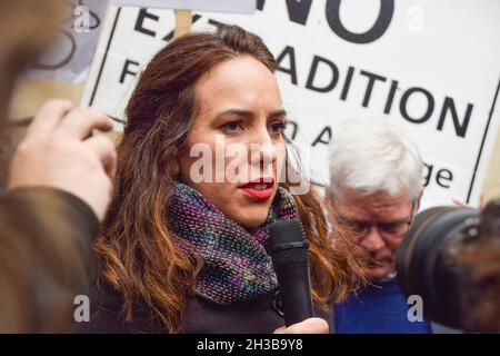 Londres, Royaume-Uni.27 octobre 2021.Stella Moris, partenaire d'Assange, s'adresse à la presse avant l'audience de Julian Assange, devant les cours royales de justice.Les manifestants se sont rassemblés pour soutenir Julian Assange alors que le gouvernement américain a fait appel de la décision de ne pas extrader le fondateur de WikiLeaks.Crédit : SOPA Images Limited/Alamy Live News Banque D'Images