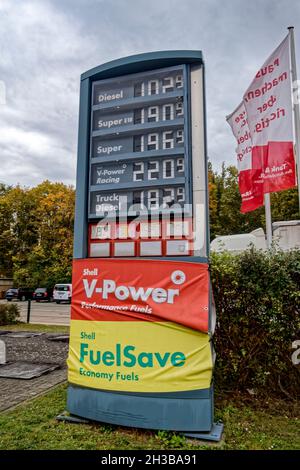 Preistafel Shell Autobahntankstelle Tankstelle Oktober 2021, Berlin, Allemagne, Banque D'Images