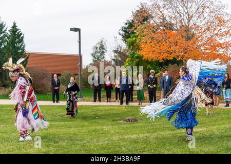 Mount Pleasant, États-Unis d'Amérique.24 octobre 2021.La première dame des États-Unis, le Dr Jill Biden, au centre à gauche, et le chirurgien général Vivek Murthy, au centre à droite, assistez à un spectacle de danse traditionnelle lors d'une visite de la tribu indienne Saginaw Chippewa le 24 octobre 2021 à Mount Pleasant, Michigan.Crédit : Erin Scott/White House photo/Alay Live News Banque D'Images