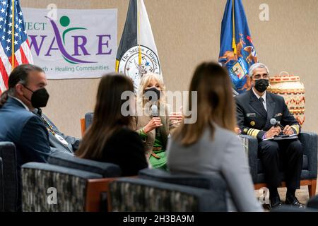 Mount Pleasant, États-Unis d'Amérique.24 octobre 2021.Première dame des États-Unis le Dr Jill Biden, au centre, et le chirurgien général Vivek Murthy, à droite, tiennent une discussion sur la santé mentale des jeunes avec des membres de la tribu indienne Saginaw Chippewa le 24 octobre 2021 à Mount Pleasant, Michigan.Crédit : Erin Scott/White House photo/Alay Live News Banque D'Images