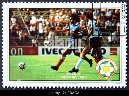 BELIZE - VERS 1982: Un timbre imprimé à Belize montre la France contre l'Irlande du Nord, championnat du monde de football de coupe, vers 1982 Banque D'Images