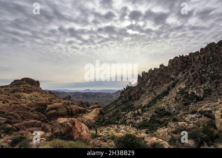 Le sentier de Peralta Canyon - une randonnée dans les montagnes de Superstition de l'ouest de l'Arizona Banque D'Images