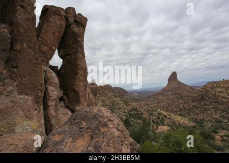 Le sentier de Peralta Canyon - une randonnée dans les montagnes de Superstition de l'ouest de l'Arizona Banque D'Images