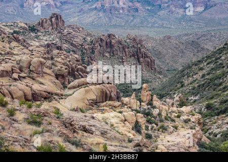 Le sentier de Peralta Canyon - une randonnée dans les montagnes de Superstition de l'ouest de l'Arizona Banque D'Images