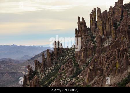 Le sentier de Peralta Canyon - une randonnée dans les montagnes de Superstition de l'ouest de l'Arizona Banque D'Images