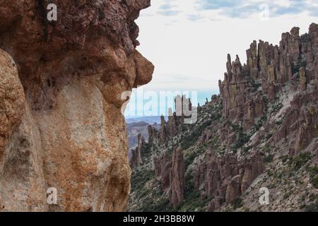 Le sentier de Peralta Canyon - une randonnée dans les montagnes de Superstition de l'ouest de l'Arizona Banque D'Images