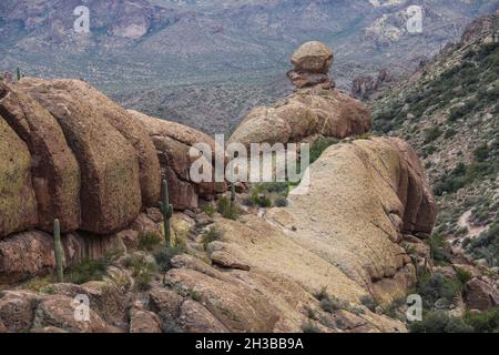 Le sentier de Peralta Canyon - une randonnée dans les montagnes de Superstition de l'ouest de l'Arizona Banque D'Images