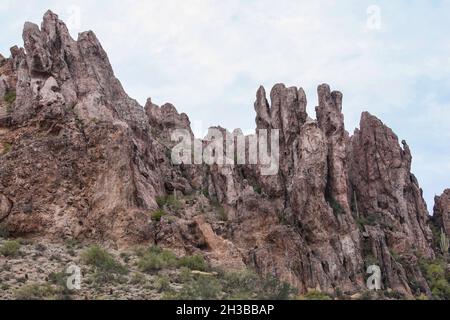 Le sentier de Peralta Canyon - une randonnée dans les montagnes de Superstition de l'ouest de l'Arizona Banque D'Images