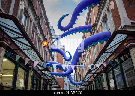 Londres, Royaume-Uni.27 octobre 2021.Un ensemble de tentacules gonflables de poulpe sont apparus au-dessus du marché de Leadenhall à temps avant Halloween le 31 octobre.Credit: Stephen Chung / Alamy Live News Banque D'Images