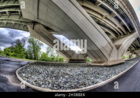 Sous le Woodrow Wilson Memorial Bridge, dans Jones point Park, Alexandria, Virginie Banque D'Images