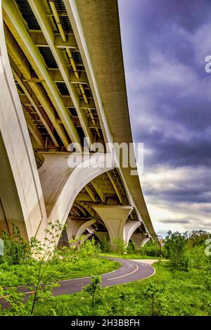 Sous le Woodrow Wilson Memorial Bridge, dans Jones point Park, Alexandria, Virginie Banque D'Images