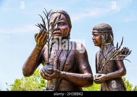 07 20 2021 Tulsa USA détail de la sculpture de l'aîné et de l'enfant amérindiens avec des arbres à planter - moment d'enseignement. Banque D'Images