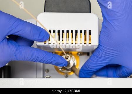Le chimiste inzert un nébuliseur dans la source d'ions du spectromètre de masse.Chromatographie en phase liquide avec détecteur de masse.Maintenance de l'appareil. Banque D'Images
