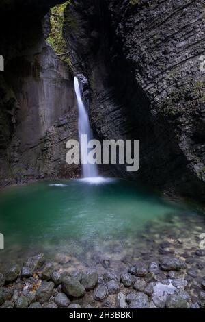 Vue verticale de la chute d'eau de Slap Kozjak dans les Alpes juliennes de Slovénie Banque D'Images