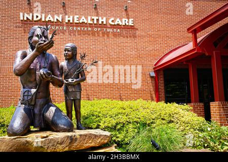 07-20-2021 Tulsa OK États-Unis statues d'un homme et d'un enfant indiens plantant des arbres à l'extérieur du Centre de ressources des soins de santé indiens. Banque D'Images