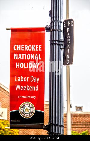 2019 08 31 Tahlequah Oklahoma États-Unis - panneau sur le lampost Cherokee fête nationale du travail fin de semaine Banque D'Images