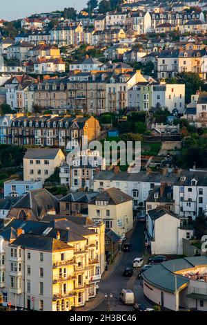 Vue sur la ville d'Ilfracombe une station balnéaire populaire sur la côte nord du Devon dans le sud-ouest de l'Angleterre britannique entouré de collines. Banque D'Images