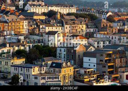 Vue sur la ville d'Ilfracombe une station balnéaire populaire sur la côte nord du Devon dans le sud-ouest de l'Angleterre britannique entouré de collines. Banque D'Images