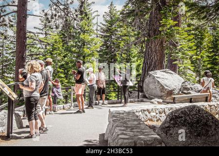 2021 06 01 Lake Tahoe - les touristes à surplombent la carte et prendre des selfies au-dessus du lac avec des arbres à feuilles persistantes en arrière-plan. Banque D'Images