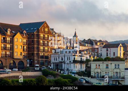 Vue sur la ville d'Ilfracombe une station balnéaire populaire sur la côte nord du Devon dans le sud-ouest de l'Angleterre britannique entouré de collines. Banque D'Images