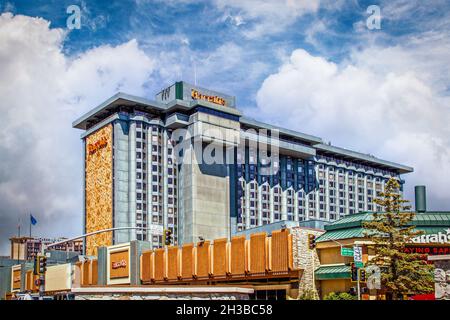 2021 06 01 South Lake Tahoe Nevada USA Harrachs Casino tours au-dessus de l'alke sous le ciel turbulent iin South Tahloe Resort ville. Banque D'Images