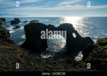 Gatklettur, rocher naturel dans la falaise d'Arnarstapi, péninsule de Snaefellsnes, Islande Banque D'Images