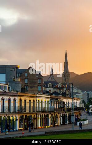 Vue sur la ville d'Ilfracombe une station balnéaire populaire sur la côte nord du Devon dans le sud-ouest de l'Angleterre britannique entouré de collines. Banque D'Images