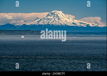 Mont Rainier et Puget Sound pris d'un ferry Banque D'Images