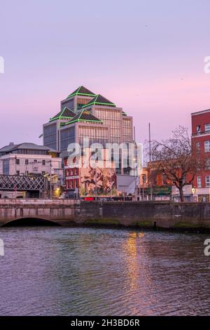 DUBLIN, IRLANDE - 04 avril 2021 : une photo verticale d'un ancien bureau de la banque Ulster en face d'une rivière au coucher du soleil à Dublin, en Irlande Banque D'Images