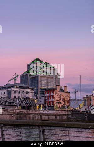 DUBLIN, IRLANDE - 04 avril 2021 : une photo verticale d'un ancien bureau de la banque Ulster en face d'une rivière au coucher du soleil à Dublin, en Irlande Banque D'Images