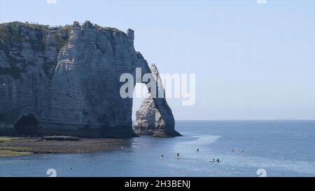 Belle vue sur la plage rocheuse avec les touristes et les surfeurs.Action.Falaises avec plage par mer bleue avec un groupe de touristes sur les vacances d'été engagées Banque D'Images