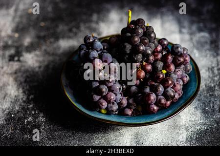 Raisin sain bio gros plan avec des gouttes d'eau Banque D'Images